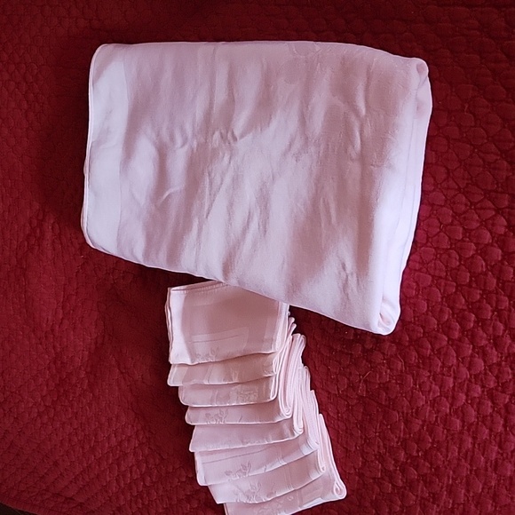 Wamsutta Approx 58x72 Pink Tablecloth and 8 napkins - Picture 3 of 8